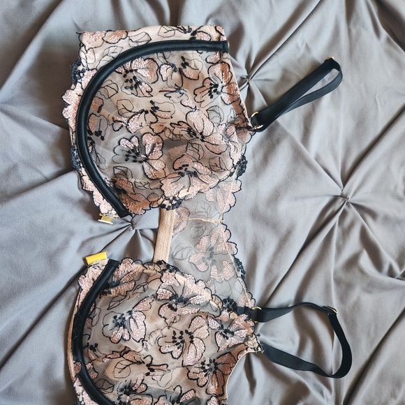 Beautiful Victoria's Secret Unlined  Bras in 36 DD - Picture 4 of 5